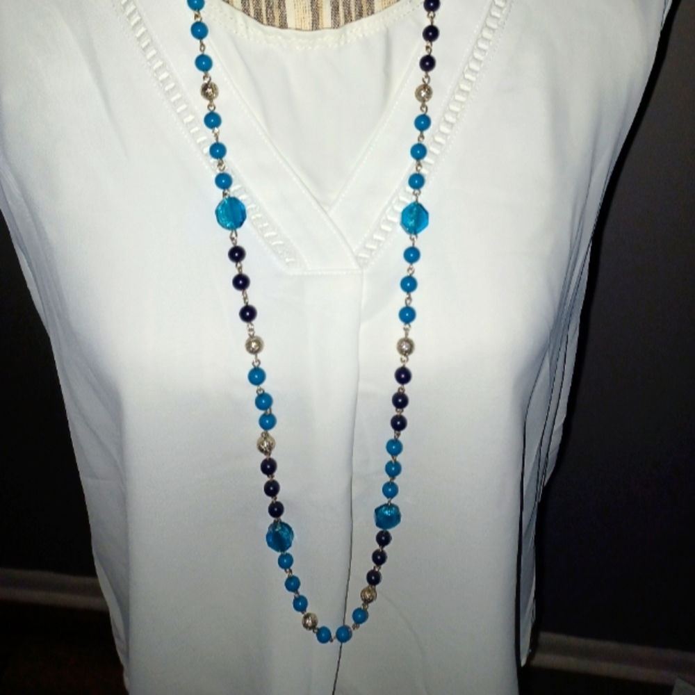 20" Vintage blue and black beaded single strain necklace